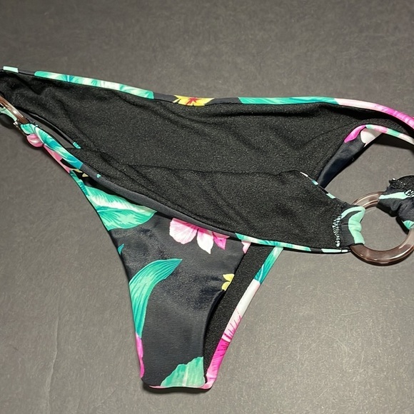 Cheeky black floral bikini bottom with ring design in women’s size small - Picture 4 of 7